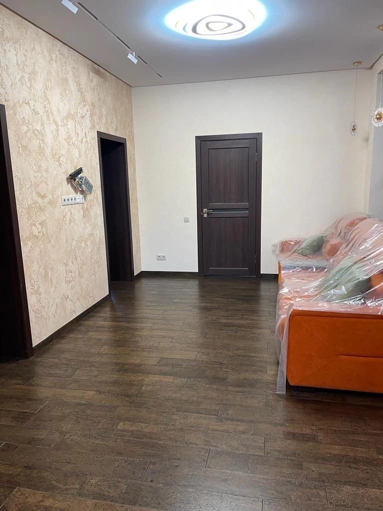 Тёмный пробковый пол «Жаклин» в комнате целиком