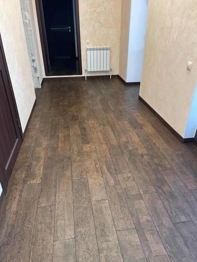 Палубная раскладка: пробковый пол «Жаклин» тёмного оттенка в коридоре